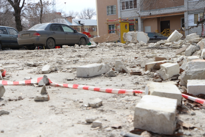 Руины дома на Киевской сгребли к детской площадке и забросили