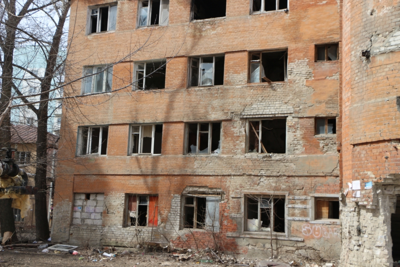 Руины дома на Киевской сгребли к детской площадке и забросили