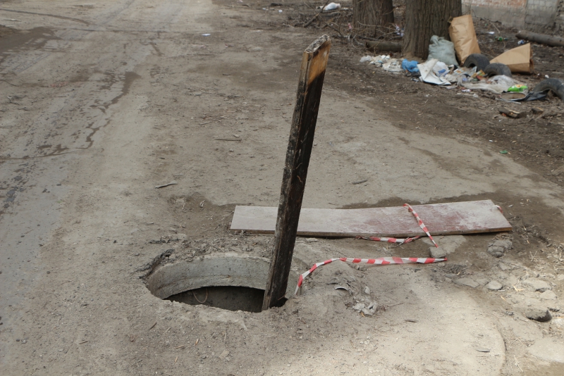 Руины дома на Киевской сгребли к детской площадке и забросили