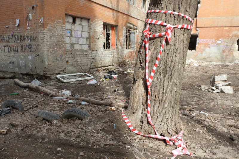 Руины дома на Киевской сгребли к детской площадке и забросили