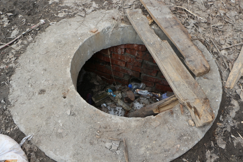 Руины дома на Киевской сгребли к детской площадке и забросили