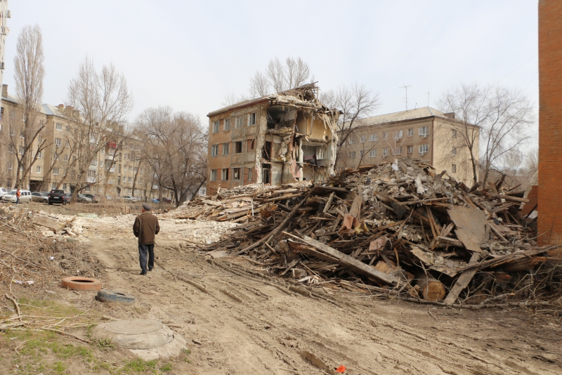 Руины дома на Киевской сгребли к детской площадке и забросили