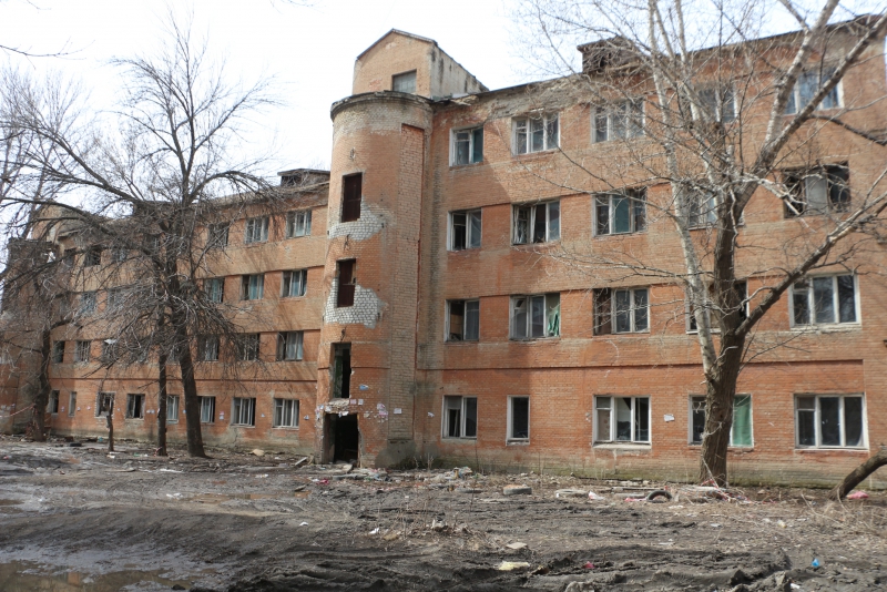 Руины дома на Киевской сгребли к детской площадке и забросили