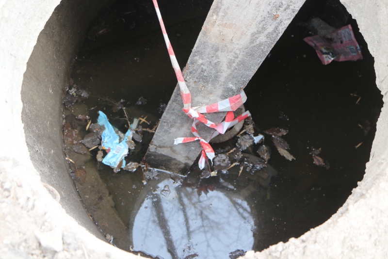 Руины дома на Киевской сгребли к детской площадке и забросили