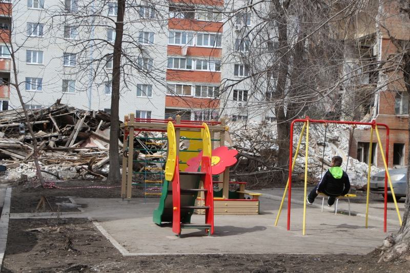 Руины дома на Киевской сгребли к детской площадке и забросили