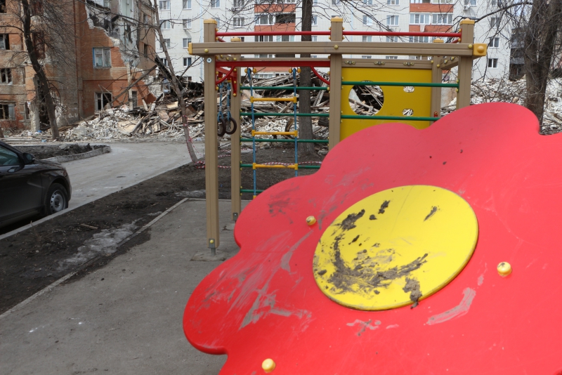 Руины дома на Киевской сгребли к детской площадке и забросили