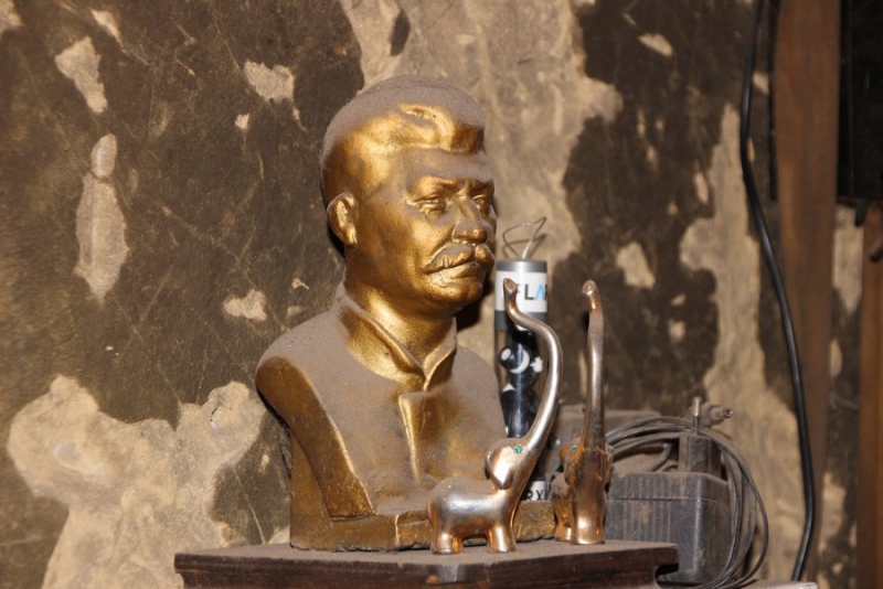 В Саратове ревизоры нашли в пунктах приема чермета слонов, самолеты и бюст Сталина