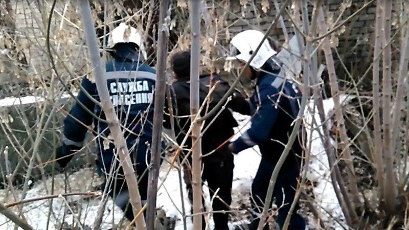 В Саратове мужчина провалился в 10-метровый овраг и не мог выбраться