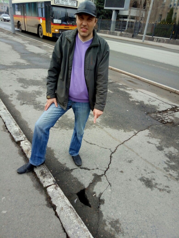 Общественник Галактионов едва не провалился в яму рядом с областным правительством