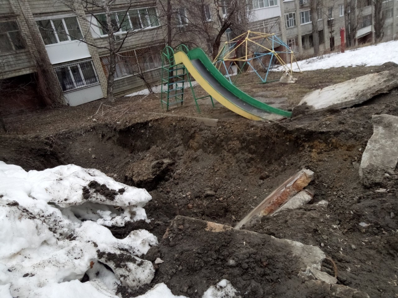 Саратовцы рассказали о детской площадке с глубокой «ямищей»