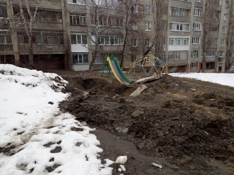 Саратовцы рассказали о детской площадке с глубокой «ямищей»