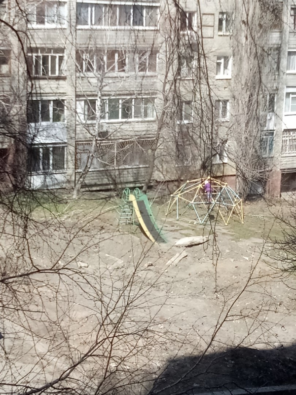 Саратовцы рассказали о детской площадке с глубокой «ямищей»