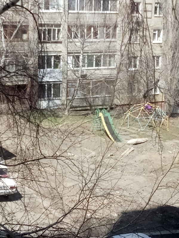 Саратовцы рассказали о детской площадке с глубокой «ямищей»