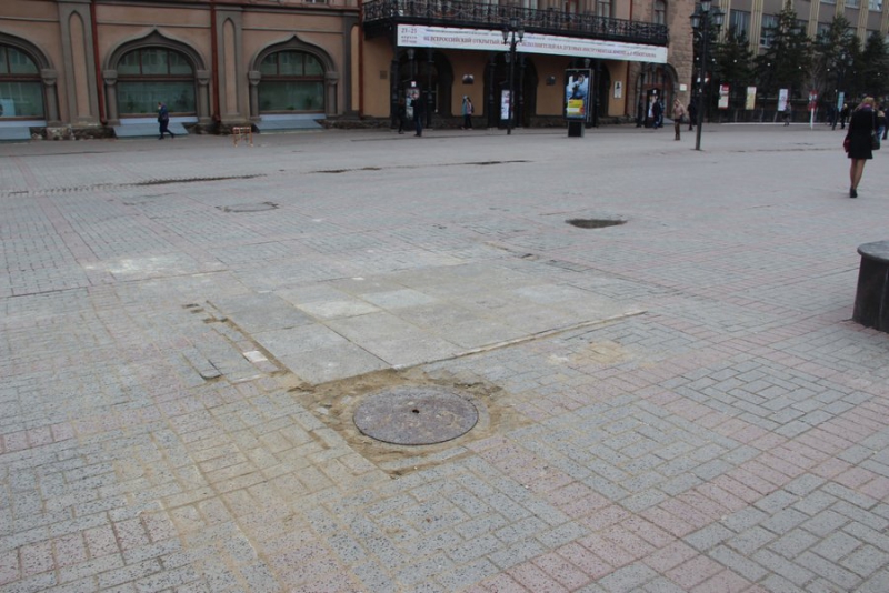 На проспекте Кирова продолжает проваливаться плитка