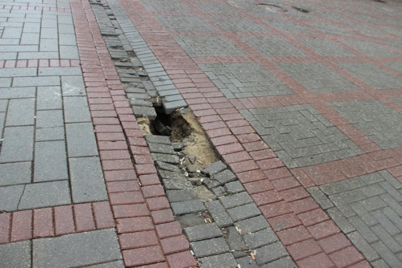 На проспекте Кирова продолжает проваливаться плитка