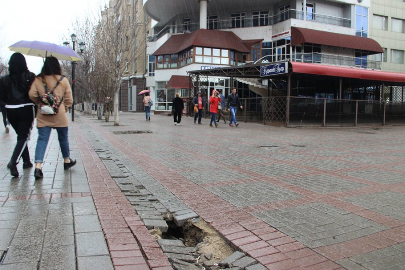 На проспекте Кирова продолжает проваливаться плитка