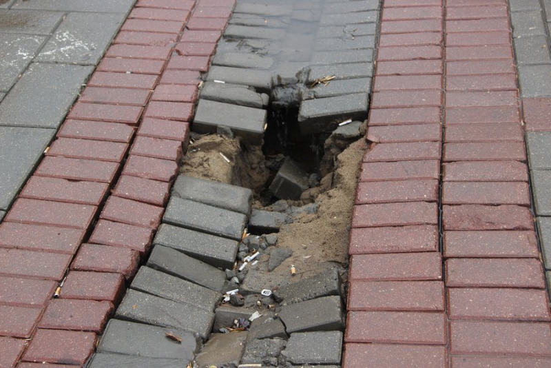 На проспекте Кирова продолжает проваливаться плитка