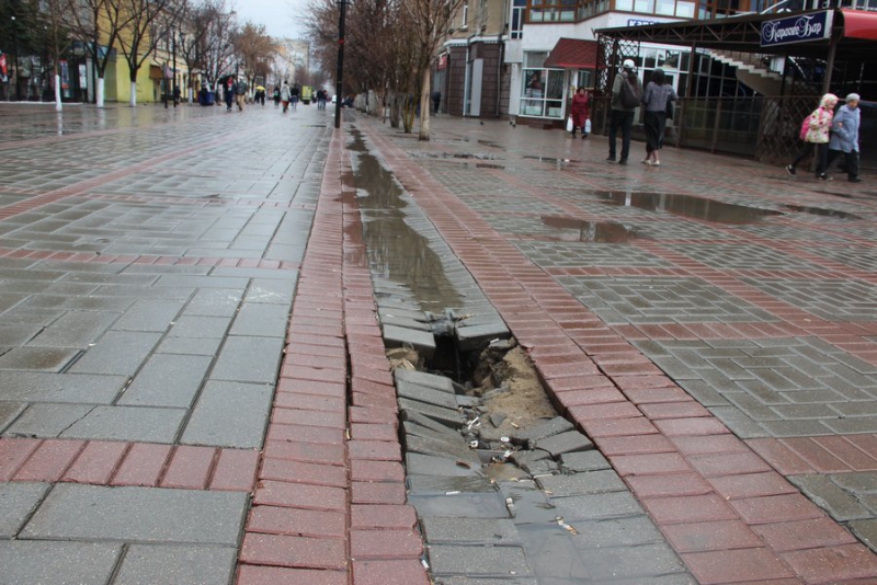 На проспекте Кирова продолжает проваливаться плитка