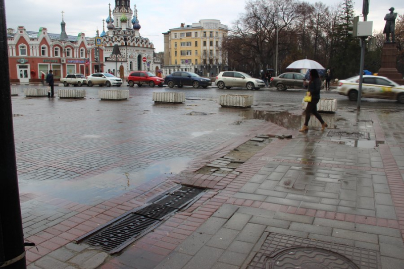 На проспекте Кирова продолжает проваливаться плитка