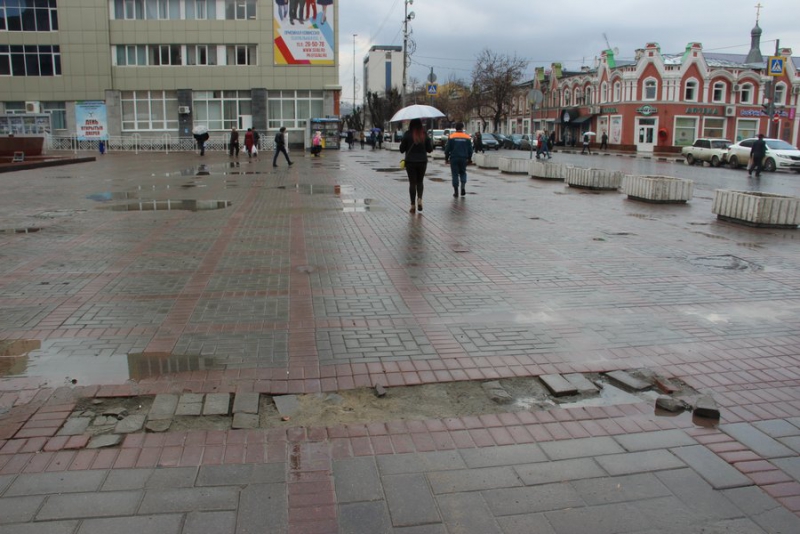 На проспекте Кирова продолжает проваливаться плитка