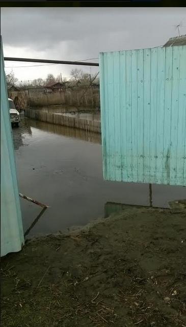 В Аткарске срезали дамбу для защиты от паводка. Вода стоит в 12 дворах