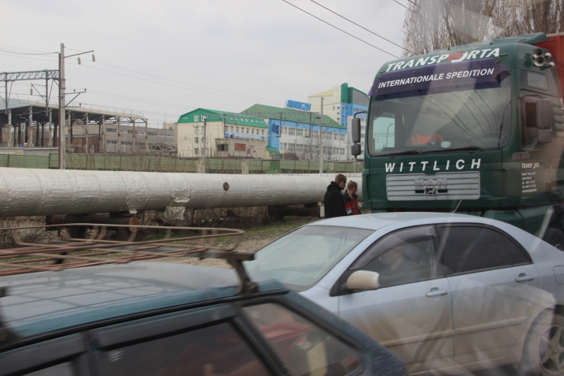 В районе Студгородка фура столкнулась с легковушкой