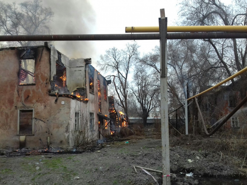 горящий дом. сгоревшая заброшка. сгоревшая заброшка. заброшенные здания в мордовии. заброшенный сгоревший дом.
