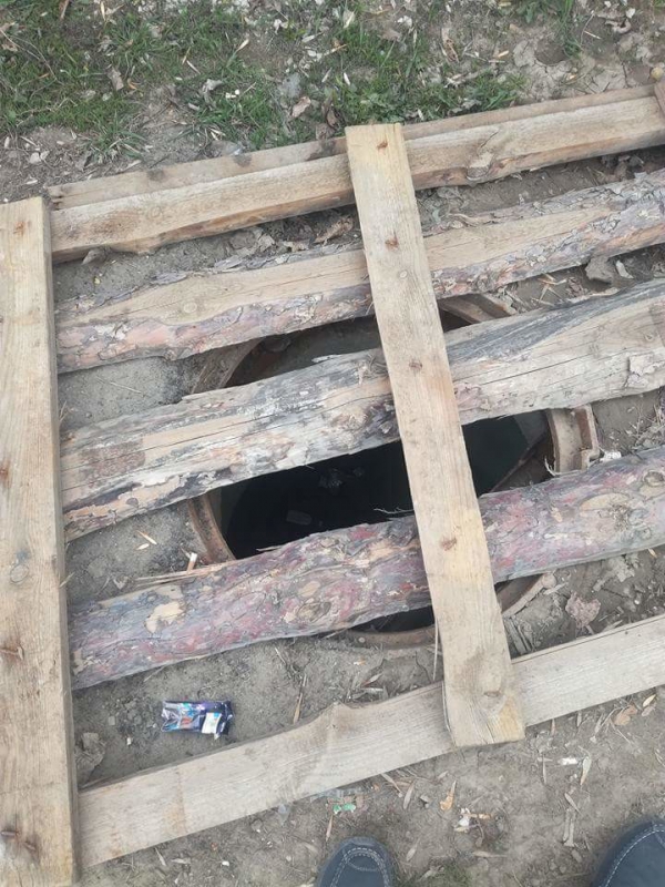 В Саратове у детсада колодцы прикрыты досками и дверями