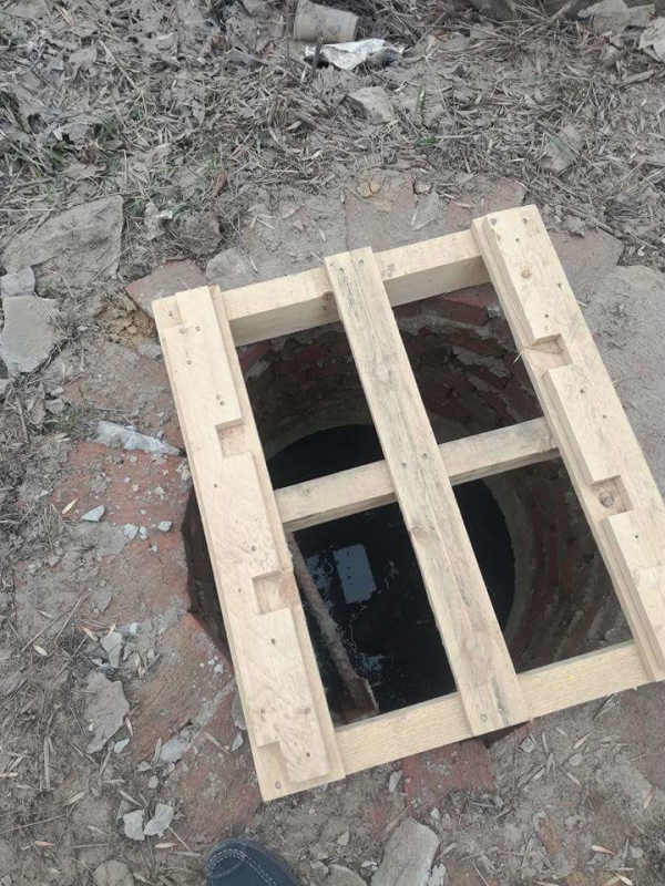 В Саратове у детсада колодцы прикрыты досками и дверями