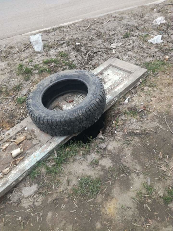 В Саратове у детсада колодцы прикрыты досками и дверями