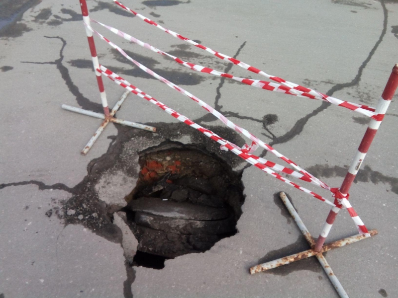 Саратовских депутатов и чиновников защитили от провала в асфальте