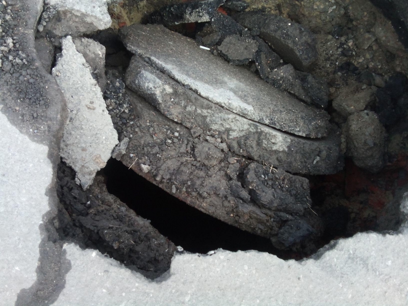 Саратовских депутатов и чиновников защитили от провала в асфальте