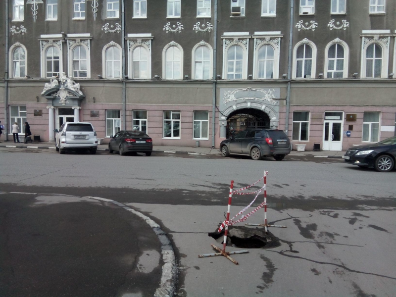 Саратовских депутатов и чиновников защитили от провала в асфальте