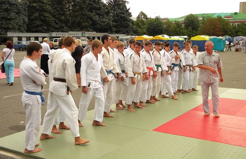 Физкультурной акции на Театральной площади помешал дождь