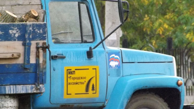 В Энгельсе неизвестные с символикой «Единой России» вырубают деревья