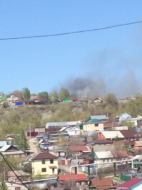 В Саратове огонь с горящего мусора перекинулся на сарай и дом