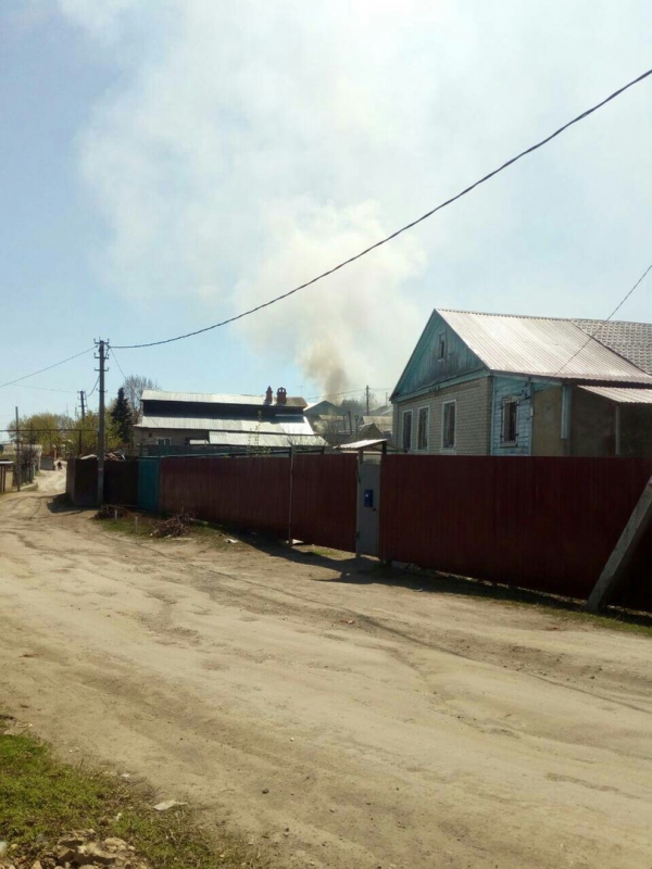 В Саратове огонь с горящего мусора перекинулся на сарай и дом