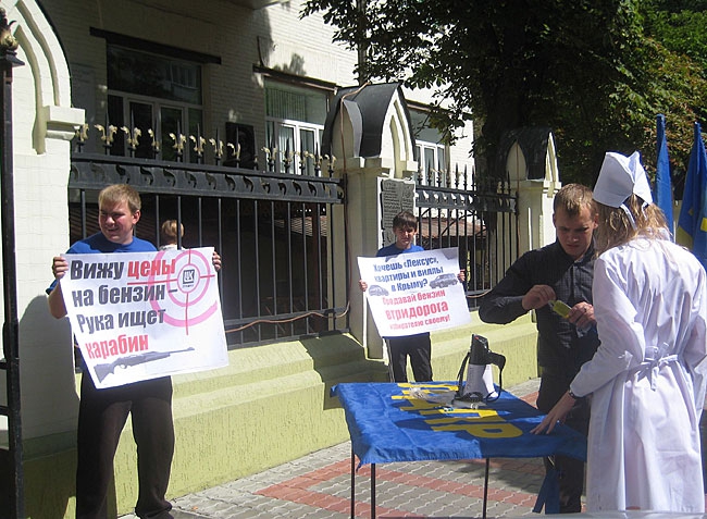 Девушка в халате медсестры пикетировала здание нефтяной компании