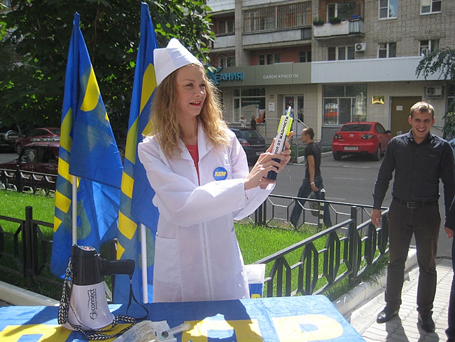 Девушка в халате медсестры пикетировала здание нефтяной компании