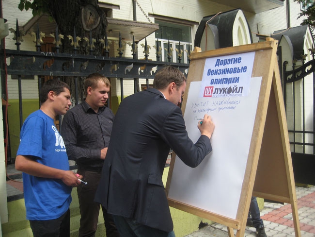 Девушка в халате медсестры пикетировала здание нефтяной компании