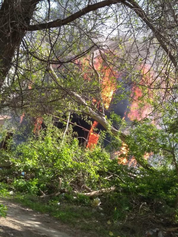В Заводском районе горит расселенный жилой дом