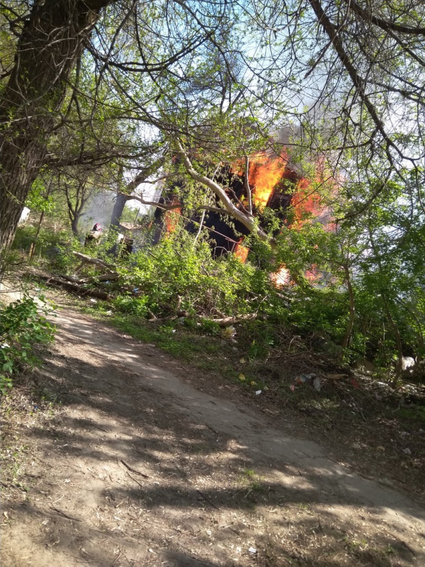В Заводском районе горит расселенный жилой дом