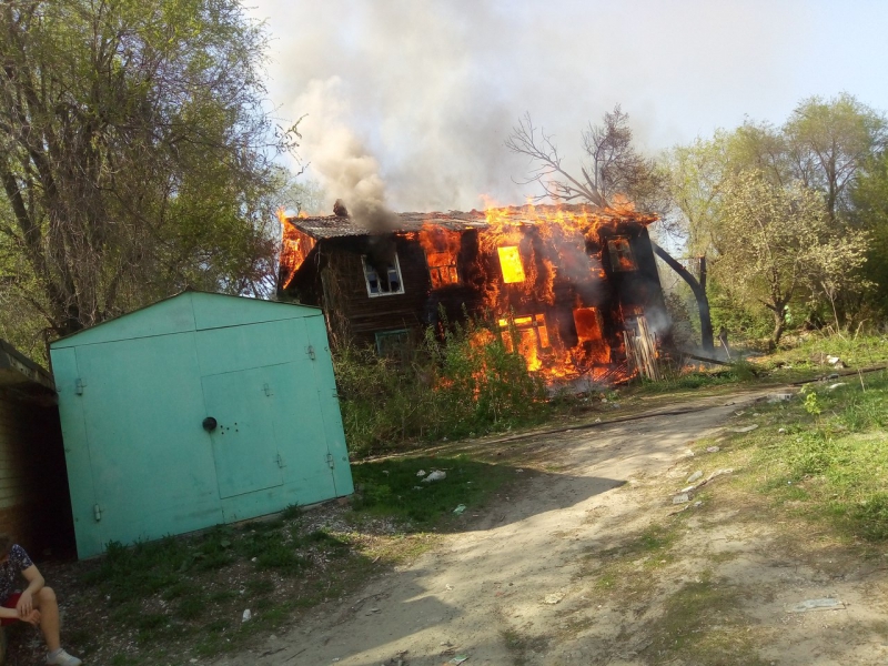В Заводском районе горит расселенный жилой дом