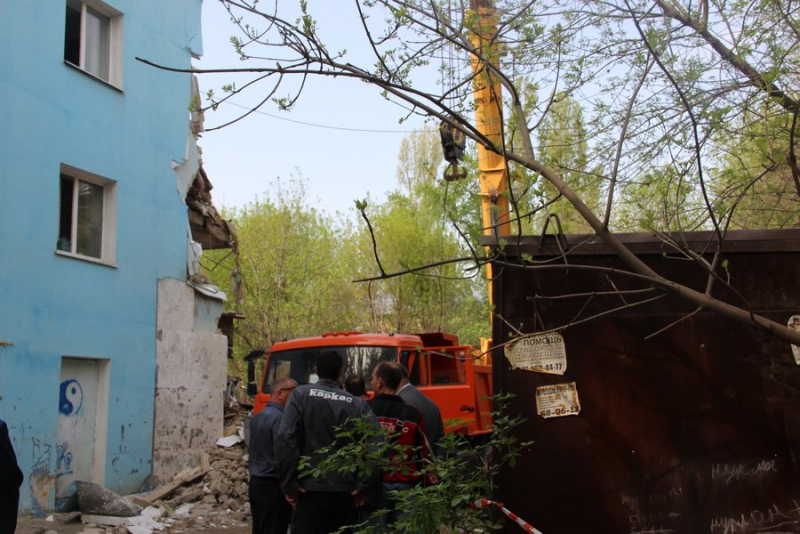 Житель рухнувшего дома в Саратове: На мою жену упала бетонная плита