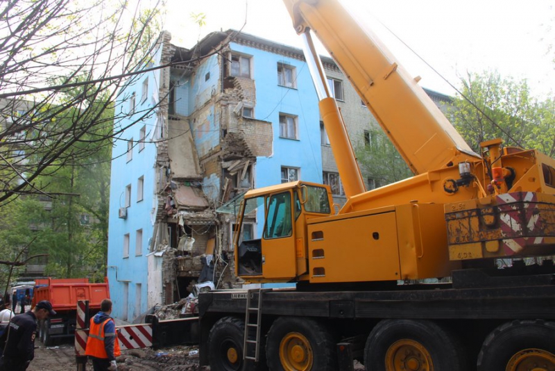 Житель рухнувшего дома в Саратове: На мою жену упала бетонная плита