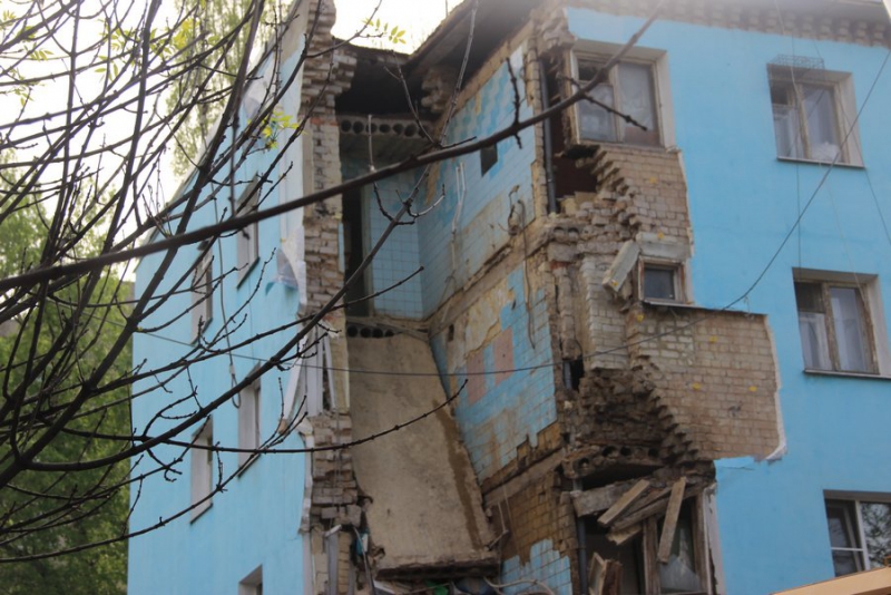 Житель рухнувшего дома в Саратове: На мою жену упала бетонная плита