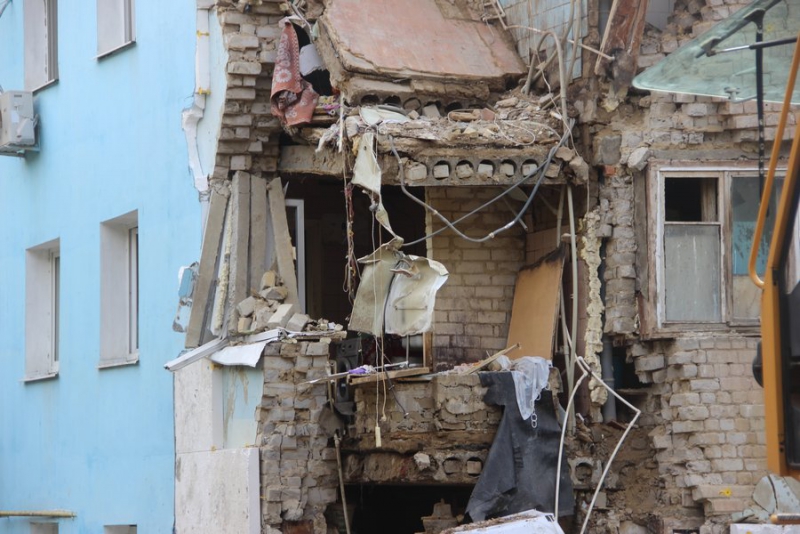 Житель рухнувшего дома в Саратове: На мою жену упала бетонная плита