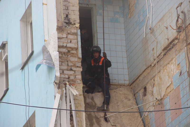 Житель рухнувшего дома в Саратове: На мою жену упала бетонная плита