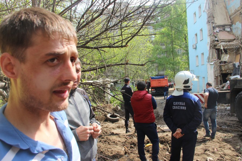 Житель рухнувшего дома в Саратове: На мою жену упала бетонная плита