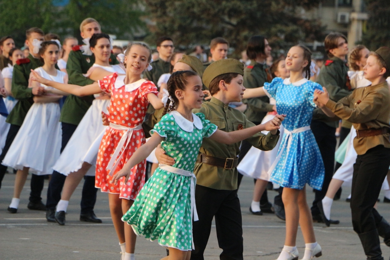 Танец на 9 мая в школе. Девушки военных лет в платьях. Платья послевоенных лет. Ситцевые платья военных лет. Ситцевое платье для девочки военных лет для танца.